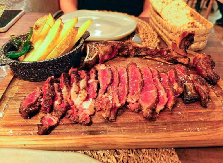 Tabla de Entraña a la parrilla, trinchada con papas y trigueros