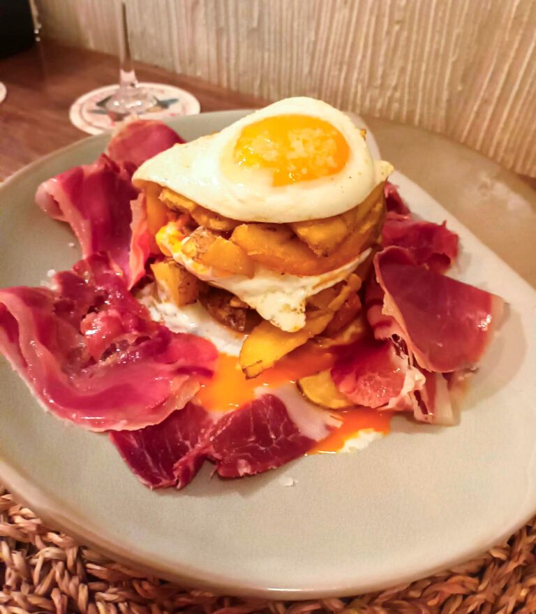 Huevos Camperos con Papas y Jamón