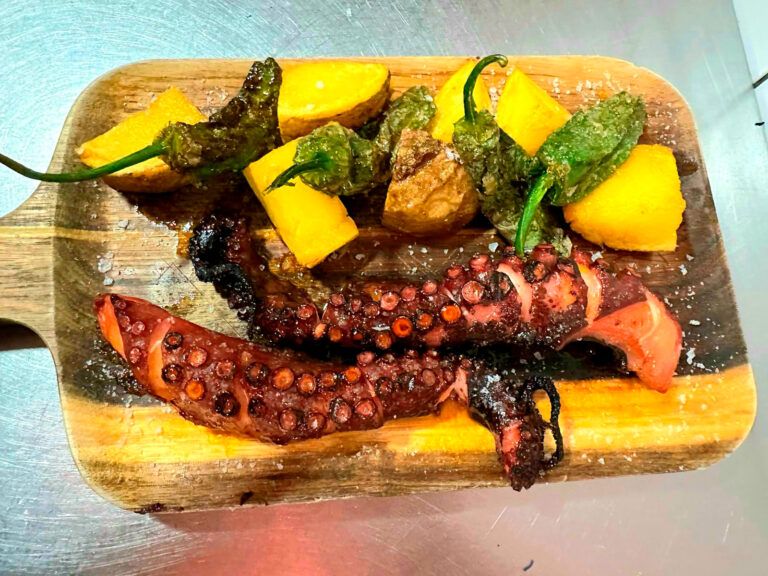 Pulpo Doble pata a la brasa con patata asada y Padrón
