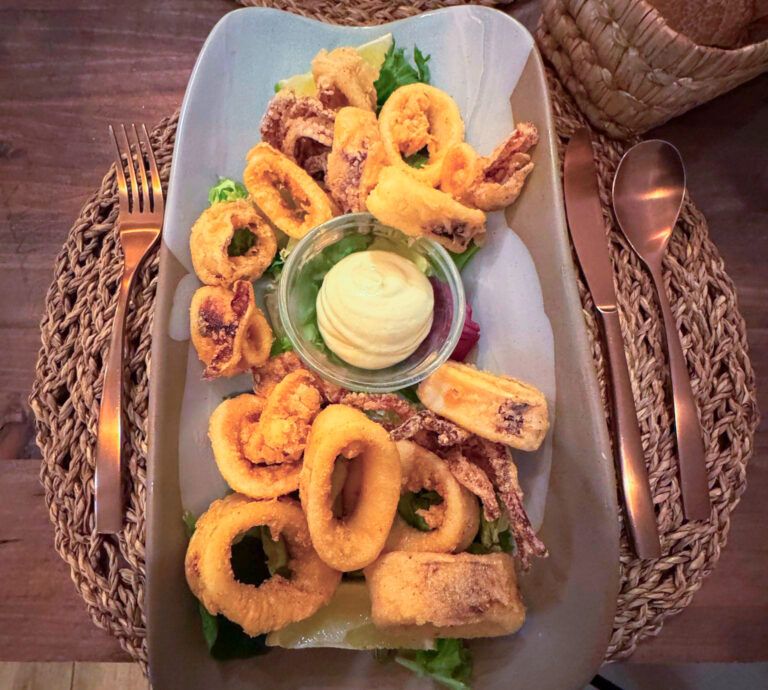 Rabas de Calamar con alioli de ajo confitado
