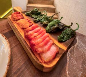 Tira de torreznos con pimientos de Padrón